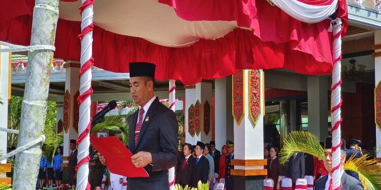 FOTO: ANR/MATAKALTENG - Ketua DPRD Kabupaten Katingan, Marwan Susanto, saat membacakan teks proklamasi, pada upacara HUT RI KE-78, dihalaman kantor Bupati Katingan.