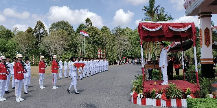 FOTO: ANR/MATAKALTENG - Bupati Katingan Sakariyas saat menjadi Inspektur upacara HUT RI, dihalaman kantor Bupati Katingan.
