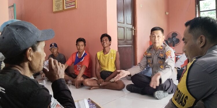 FOTO: AGUS/MATA KALTENG- Kapolsek Baamang, Iptu Fedrick Liano, S.E., M.M. saat mengunjungi rumah warga untuk memberikan sosialisasi tentang larangan membakar lahan di Desa Tinduk, Kecamatan Baamang, Kotim, Jumat 18 Agustus 2023.