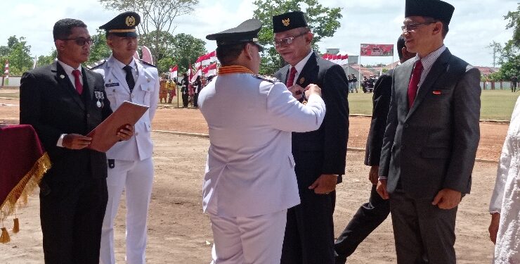 FOTO : DEVIANA/MATAKALTENG - Bupati Kotim Halikinnor saat menyematkan pun penghargaan kepada Kadis Dukcapil Kotim, Kamis 17 Agustus 2023