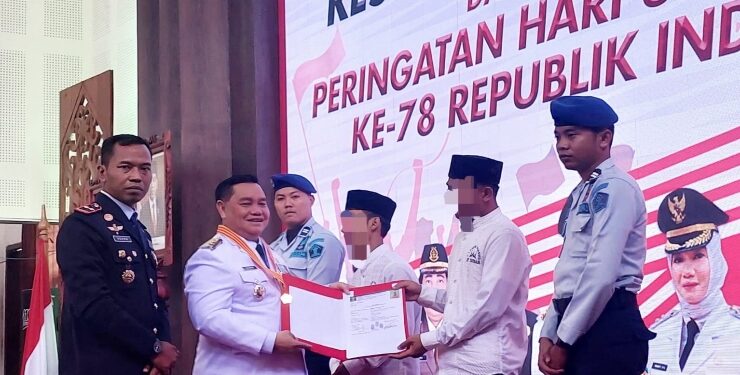 FOTO : LAPAS SAMPIT)MATAKALTENG - Bupati Kotim Halikinnor saat menyerahkan secara simbolis Remisi kepada WBP Lapas Kelas IIB Sampit. Kamis, 17 Agustus 2023.