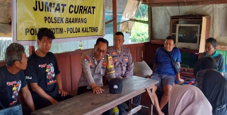 FOTO : POLSEK BAAMANG/MATAKALTENG - Kegiatan jumat curhat oleh Personil Polsek Baamang untuk mendengarkan keluhan dan aspirasi dari masyarakat, Jumat, 18 Agustus 2023.