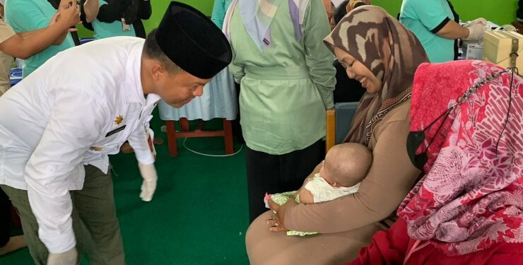 FOTO : IST/MATAKALTENG - Pj Bupati Barsel Deddy Minarwan saat meninjau imunisasi
