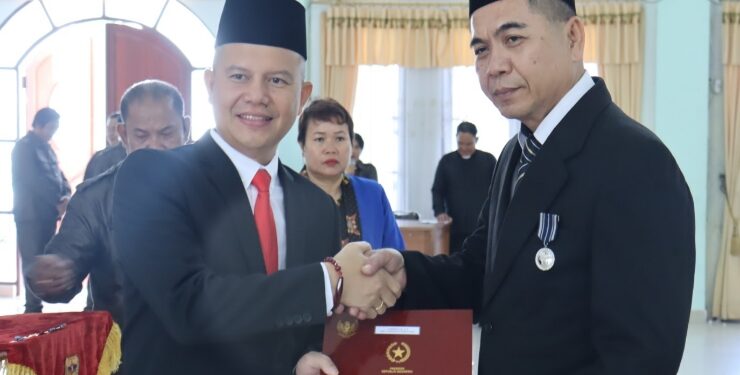 FOTO : DISKOMINFO SANTIK/MATA KALTENG - Bupati Gumas Jaya S Monong menyerahkan penganugerahan tanda kehormatan Satyalancana Karya Satya, di GPU Damang Batu, Kamis, 17 Agustus 2023.