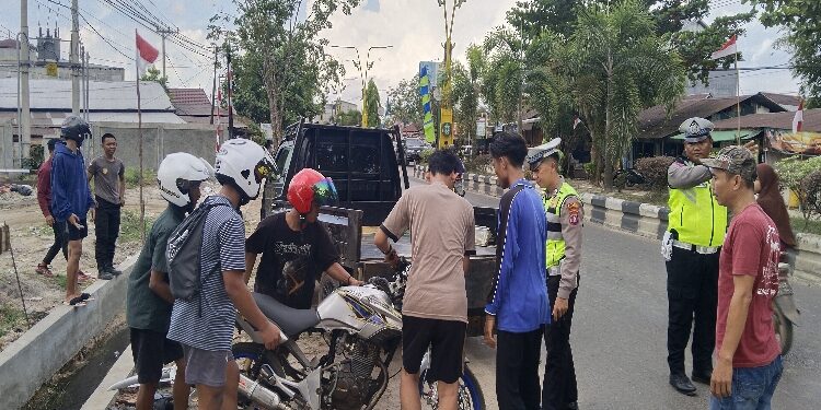 FOTO: AGUS/MATA KALTENG - Kendaraan yang terlibat kecelakaan saat dievakuasi di mobil pick up Suzuki Curry (yang terlibat kecelakaan dengan motor) dibawa ke Satlantas Polres Kotim, Jumat, 18 Agustus 2023.