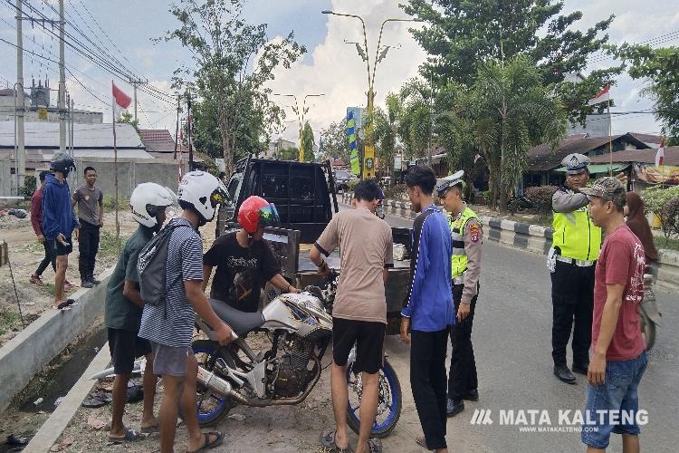 FOTO: AGUS/MATA KALTENG - Kendaraan yang terlibat kecelakaan saat dievakuasi di mobil pick up Suzuki Curry (yang terlibat kecelakaan dengan motor) dibawa ke Satlantas Polres Kotim, Jumat, 18 Agustus 2023.