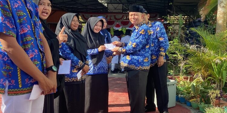 FOTO: DIAN/MATA KALTENG - Pemberian penghargaan kepada guru penggerak di SMPN 2 Sampit, Kamis 17 Agustus 2023.