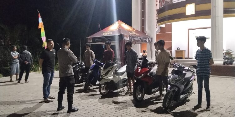 FOTO: AGUS/MATAKALTENG - Para remaja yang diamankan Polsek Baamang karena menggunakan knalpot Brong, Sabtu 19 Agustus 2023 dini hari.