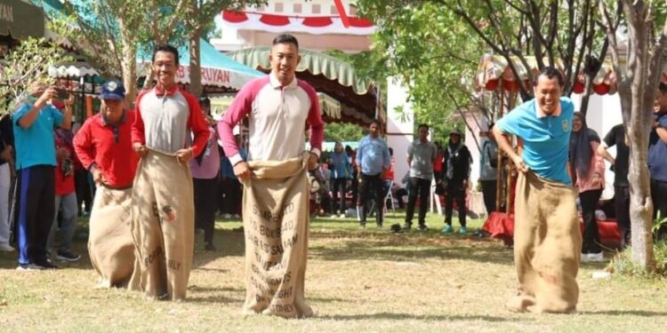FOTO: PROKOM SERUYAN/MATA KALTENG - Sejumlah pegawai dari beberapa OPD saat mengikuti perlombaan tradisional di halaman Kantor Bupati Seruyan, kemarin.