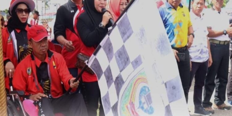 FOTO: PROKOM SERUYAN/MATA KALTENG - Bupati Seruyan, Yulhaidir dan Wakil Bupati Seruyan, Iswanti saat bersama-sama melepas peserta pawai karnaval pembangunan di kawasan Lapangan Gagah Lurus Kuala Pembuang, Sabtu 19 Agustus 2023.