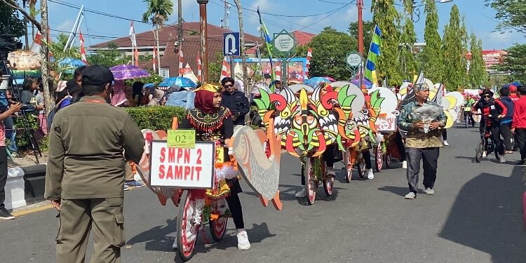 FOTO: DIAN/MATA KALTENG - Peserta pawai pembangunan di Kota Sampit, Sabtu 19 Agustus 2023.