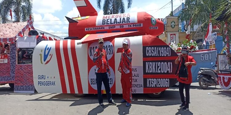 FOTO: DIAN/MATA KALTENG - Mobil hias Disdik Kotim yang diikutkan dalam pawai pembangunan di Kota Sampit, Sabtu 19 Agustus 2023.