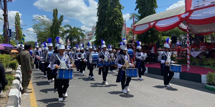 FOTO: DIAN/MATA KALTENG - Penampilan drum band SMPN 1 Mentaya Hilir Selatan, Kotim dalam pawai pembangunan, Kamis 17 Agustus 2023.