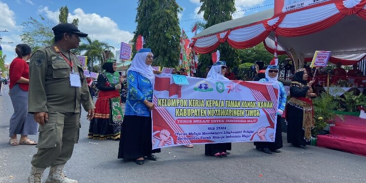 FOTO: DIAN/MATA KALTENG - Pokja Kepala Taman Kanak-kanak Kotim saat mengikuti pawai pembangunan, 19 Agustus 2023.