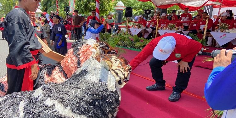 FOTO:DIAN/MATA KALTENG - Bupati Kotim Halikinnor saat menyambangi peserta pawai pembangunan dari organisasi beladiri harimau terbang, 19 Agustus 2023.