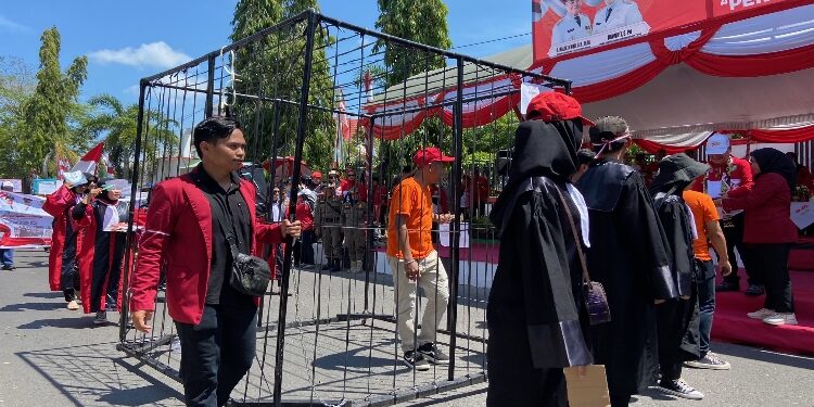 FOTO: DIAN/MATA KALTENG - Simulasi penangkapan pelaku kasus korupsi oleh Mahasiswa STIH Habaring Hurung dalam pawai pembangunan, Sabtu 19 Agustus 2023.