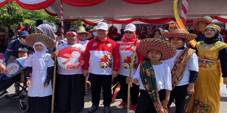FOTO: DIAN/MATA KALTENG - Bupati dan Wakil Bupati Kotim bersama peserta pawai pembangunan dari SDLB, Sabtu 19 Agustus 2023.
