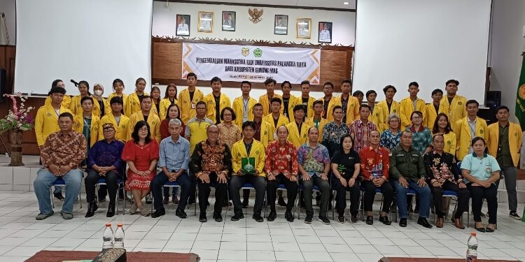 FOTO : DISKOMINFO SANTIK/MATA KALTENG - Bupati Gumas Jaya S Monong yang diwakili Asisten I Setda Lurand, dan Kepala Bappedalitbang Yantrio Aulia, berfoto bersama dengan mahasiswa KKN-T Reguler UPR periode I tahun 2023, Jumat, 18 Agustus 2023.