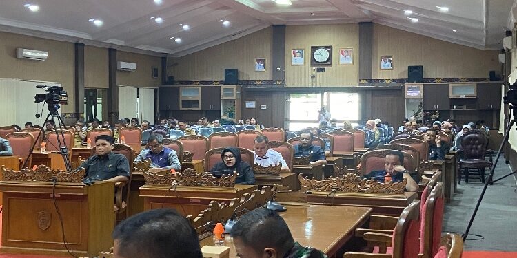 FOTO: DOK/DIAN MATA KALTENG - Suasana rapat paripurna pembahasan rancangan KUA PPAS 2024 belum lama ini di DPRD Kotim.