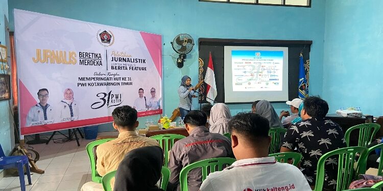 FOTO: DIAN/MATA KALTENG - Pelatihan jurnalistik dan lomba menulis berita feature yang diselenggarakan PWI Kotim, Senin 21 Agustus 2023.
