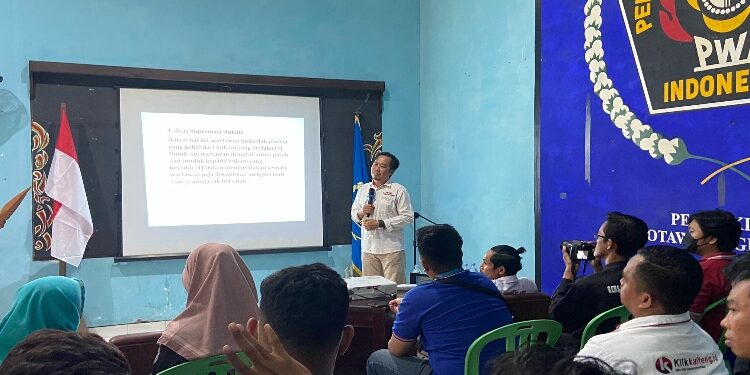 FOTO: DIAN/MATA KALTENG - Pemberian materi dalam pelatihan jurnalistik di PWI Kotim, Senin 21 Agustus 2023.