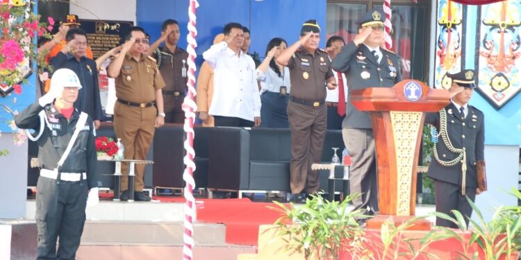 FOTO: OLIVIA/MATAKALTENG - Asisten Pemkesra Terima Penghargaan atas Kontribusi Setda Kalteng dalam Pelaksanaan Tugas Bidang HAM.