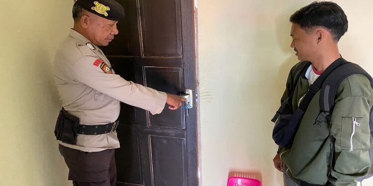FOTO: HUMAS/MATAKALTENG - Personel Polsek Sabangau, saat menunjukkan kunci pintu rumah korban yang dirusak pelaku.