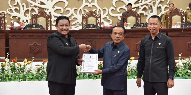 FOTO: OLIVIA/MATAKALTENG - Wagub Edy Pratowo membacakan Pidato Pengantar Gubernur dalam Rapur Ke 11 Masa Persidangan II Tahun 2023 di Ruang Rapat Paripurna DPRD Provinsi Kalteng. 
