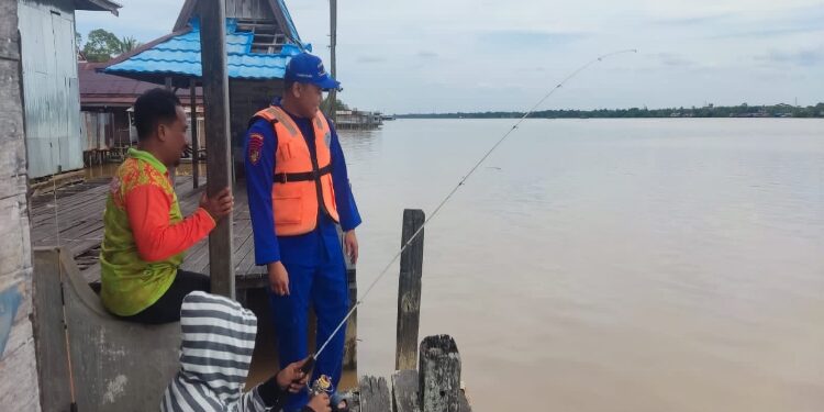 FOTO: HUMAS POLDA/MATAKALTENG - Personel Ditpolairud Polda Kalteng, saat memberikan imbauan kepada warga.