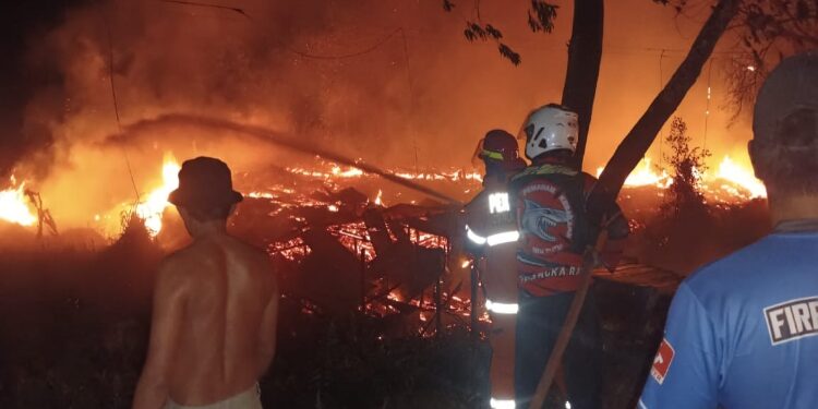 FOTO: RZL/MATAKALTENG - Petugas pemadam kebakaran, saat berusaha memadamkan api.