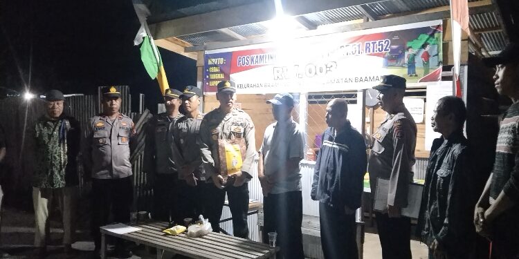 FOTO: AGUS/MATA KALTENG - Kegiatan penilaian lomba Satkamling di wilayah hukum Polsek Baamang oleh Kasat Binmas Polres Kotim, Kapolsek Baamang dan lainnya.
