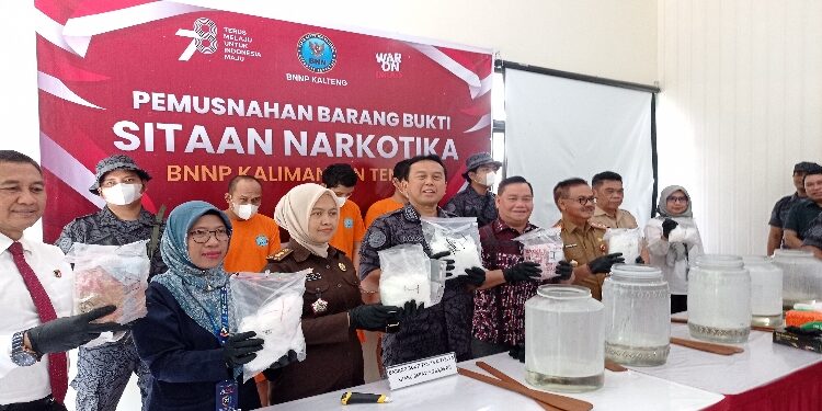 FOTO:  RZL/MATAKALTENG - Jajaran BNNP Kalteng saat memusnahkan 9,2 kilogram sabu.