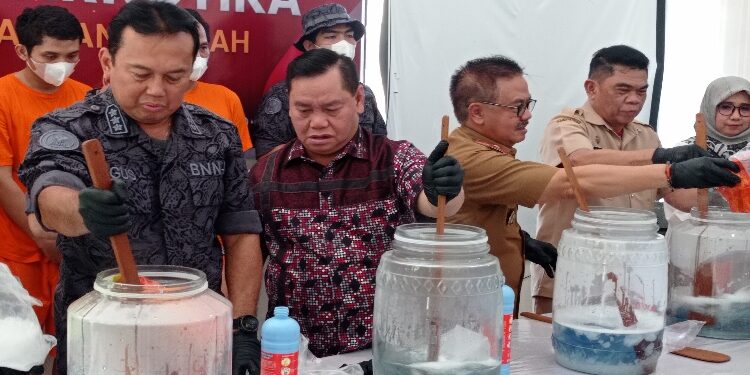 FOTO: RZL/MATAKALTENG - Bupati Kotim, H Halikinnor (baju batik), saat mengikuti press release pemusnahan barang bukti sabu di BNNP Kalteng.