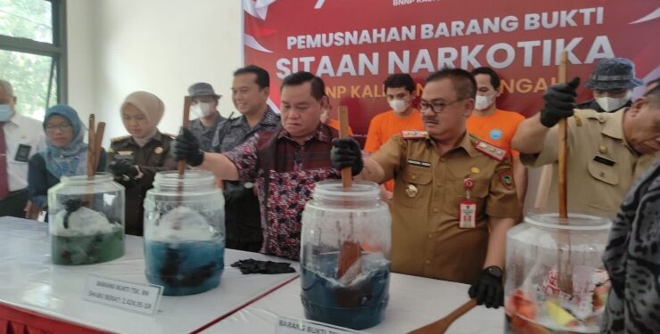 FOTO : IST/MATAKALTENG - Bupati Kotim dan BNNP Kalteng melakukan pemusnahan barang bukti sitaan Narkotika, Senin 21 Agustus 2023