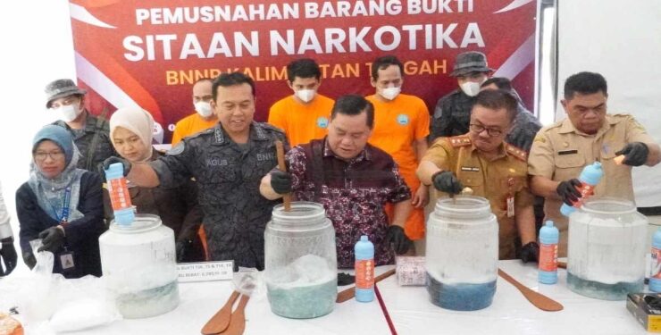 FOTO : IST/MATAKALTENG - Pemusnahan barang bukti sitaan Narkotika oleh BNNP Kalteng, di Palangka Raya, Senin 21 Agustus 2023.
