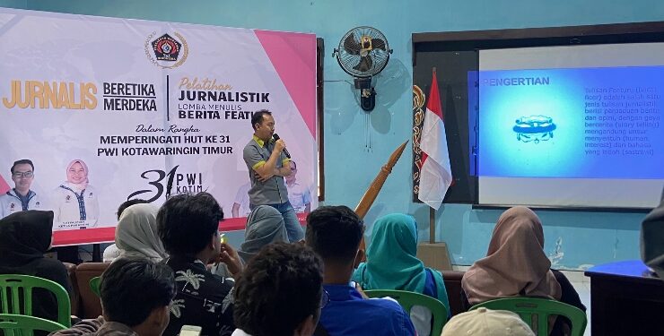 FOTO : DIAN/MATA KALTENG - Pemberian materi cara membuat berita feature oleh Anggota PWI Kotim, Gunawan.
