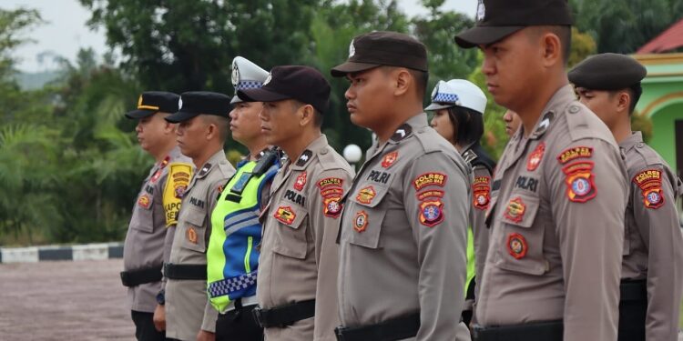 FOTO: HUMAS POLRES GUMAS/MATA KALTENG - Personel Polres Gumas berprestasi yang menerima penghargaan dari Kapolres AKBP Asep Bangbang Saputra, Senin, 21 Agustus 2023.