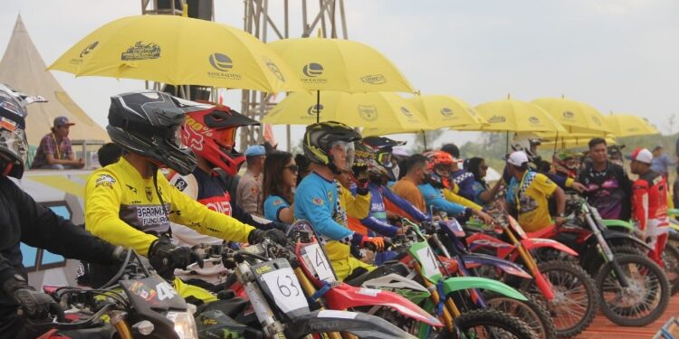 FOTO: DISKOMINFO SANTIK/MATA KALTENG - Bupati Gumas, Jaya S Monong, didampingi Ketua IMI Evandi, saat memulai start untuk menjajal lintasan sirkuit Antang Sakti Kuala Kurun, di Kejurda Seri II Grasstrack Bupati Cup I Gunung Mas Open tahun 2023, Minggu, 20 Agustus 2023.
