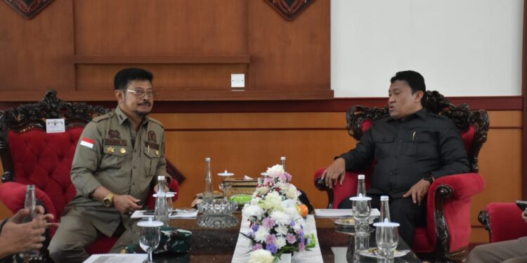 FOTO: MATAKALTENG - Wagub Kalteng, H Edy Pratowo saat menyambut Mentan Syarul Yasin Limpo di VIP room Bandara Tjilik Riwut Palangka Raya.