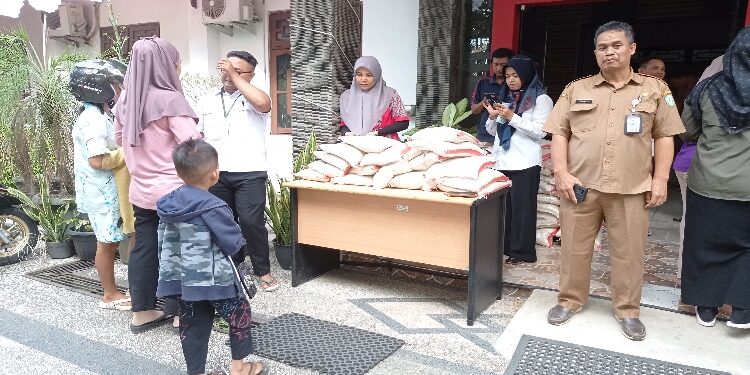 FOTO : DEVIANA/MATAKALTENG - Gerakan Pangan Murah yang diselenggarakan oleh Dinas Ketahanan Pangan Kotim, Selasa 22 Agustus 2023.
