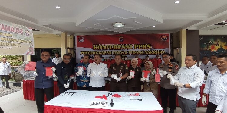 FOTO: RZL/MATAKALTENG - Direktur Resnarkoba Polda Kalteng, Kombes Pol Nono Wardoyo, saat menunjukkan barang bukti sabu.