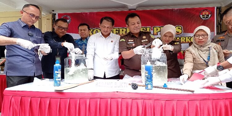 FOTO: RZL/MATAKALTENG - Ditresnarkoba Polda Kalteng saat memusnahkan narkoba seberat 1,1 Kilogram.