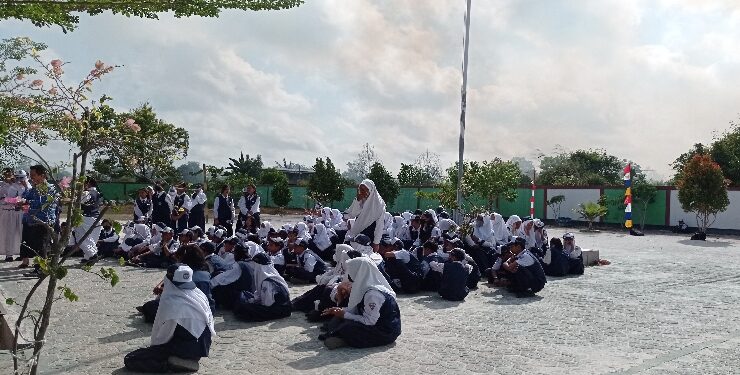 FOTO : DOK DEVIANA/MATAKALTENG - Pelajar SMPN 11 Sampit saat beraktivitas di luar kelas ditengah kepungan asap, belum lama ini.