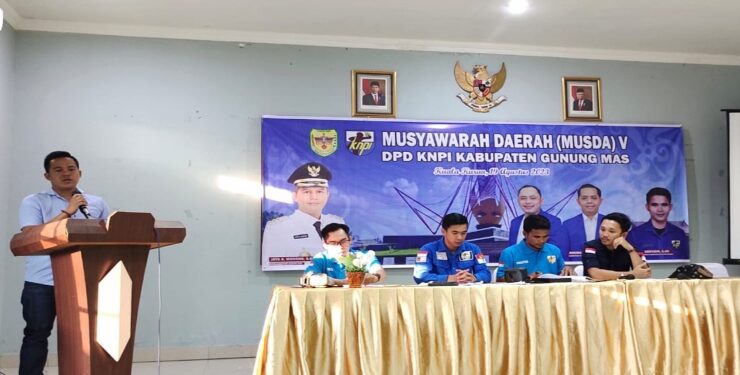 FOTO : KNPI GUMAS/MATA KALTENG - Dedidamaiyanto (pegang mikrofon) ketika menyampaikan visi misi usai terpilih menjadi Ketua KNPI Kabupaten Gumas periode 2023-2026, Sabtu, 19 Agustus 2023.