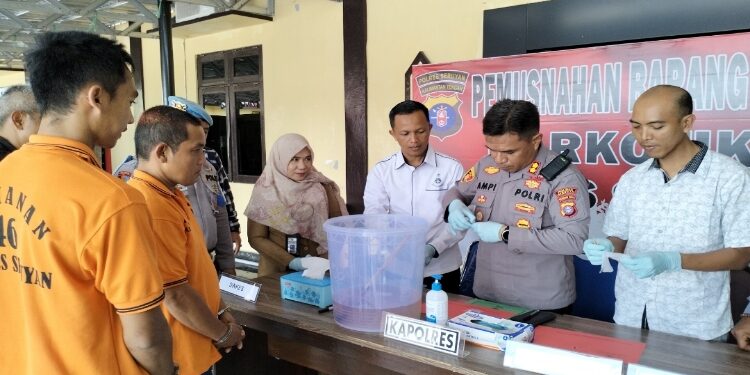 FOTO: ALDI/MATA KALTENG - Kapolres Seruyan, AKBP Ampi Mesias Von Bulow S.I.K. (dua dari kanan) saat memimpin pemusnahan barbuk sabu di Mapolres setempat, Selasa 22 Agustus 2023.