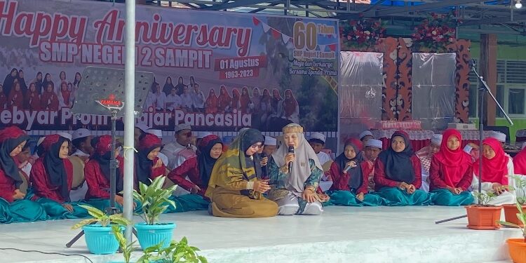 FOTO: DIAN/MATA KALTENG - Penampilan Kepsek SMPN 3 Sampit (kiri) dalam acara HUT SMPN 2 Sampit, 22 Agustus 2023.