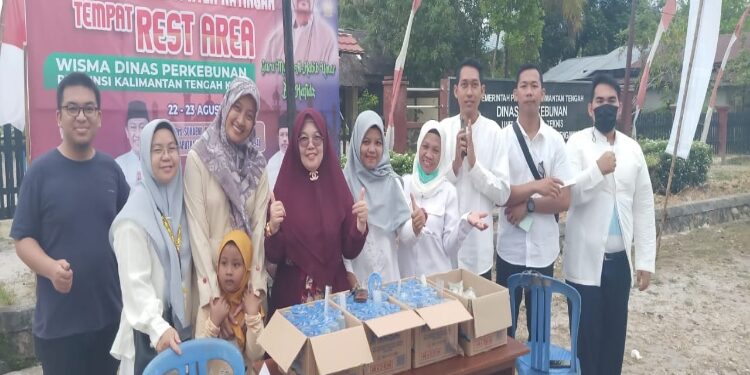 FOTO: VI/MATAKALTENG - Jajaran Biro Administrasi Pimpinan Setda Provinsi Kalteng, saat berjaga di rest area.