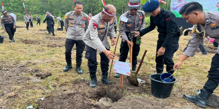 FOTO: IST/MATA KALTENG- Kapolda Kalteng saat melakukan penanam bibit pohon. Rabu, 23 Agustus 2023.