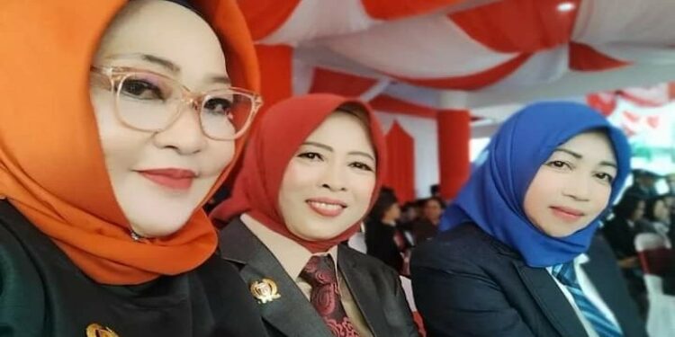 FOTO : IST/MATAKALTENG - Nurul Hikmah (tengah) saat berfoto bersama dengan dua anggota DPRD barsel, Rusinah Andelen (kiri) dan Idariani (kanan) pada kegiatan HUT RI ke 78 di halaman Kantor Bupati Barsel.
