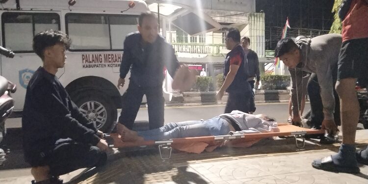 FOTO: AGUS/MATA KALTENG - Korban yang saat tergeletak di pinggir Jalan  A Yani seusai terjatuh saat mengendarai motor diduga dalam keadaan mabuk, Rabu 23 Agustus 2023 dini hari. 
